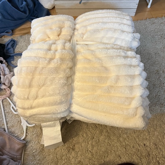 two pillows with white throw brand new - Picture 2 of 3